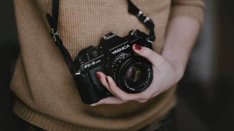 photographe-LE CANNET DES MAURES-min_woman-camera-photography-photographer-slr-dslr-319-pxhere.com